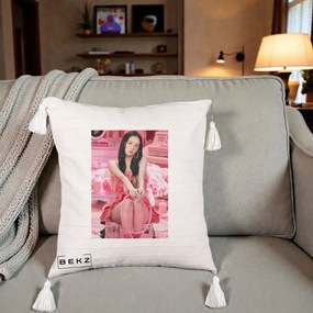 Perna Personalizata K-pop BLACKPINK Jisoo Pink Room, 40x40 cm, Bej cu Franjuri, Husa Detasabila, Perna Inclusa, BEKZ®