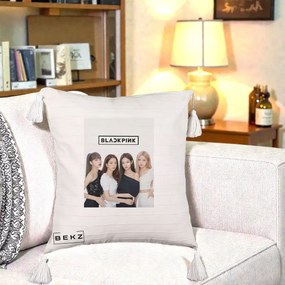 Perna Personalizata K-pop BLACKPINK Foto Grup-Negru, 40x40 cm, Bej cu Franjuri, Husa Detasabila, Perna Inclusa, BEKZ®