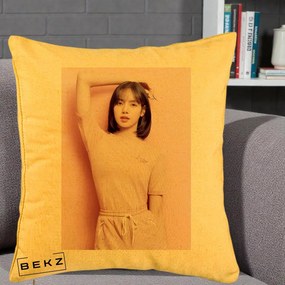 Perna Personalizata K-pop BLACKPINK Lisa Roz, 40x40 cm, Galben, Husa Detasabila, Perna Inclusa, BEKZ®