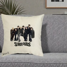 Perna Personalizata K-pop Stray Kids Outfit Negru, 40x40 cm, Ecru, Husa Detasabila, Perna Inclusa, BEKZ®