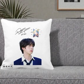 Perna Personalizata K-pop BTS Jin Portret Tinuta Albastra Autograf, 40x40 cm, Alba Mata, Husa Detasabila, Perna Inclusa, BEKZ®