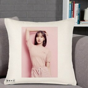 Perna Personalizata K-pop BLACKPINK Lisa Roz, 40x40 cm, Crem Reliefat, Husa Detasabila, Perna Inclusa, BEKZ®