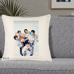 Perna Personalizata K-pop Stray Kids Foto Grup Bleu, 40x40 cm, Crem Reliefat, Husa Detasabila, Perna Inclusa, BEKZ®