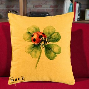 Perna Decorativa Buburuza Norocoasa pe Trifoi cu Patru Foi, 40x40 cm, Galben, Husa Detasabila, Perna Inclusa, BEKZ®
