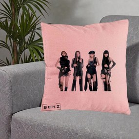 Perna Personalizata K-pop BLACKPINK Tinute Negre Elegante Grup, 40x40 cm, Roz, Husa Detasabila, Perna Inclusa, BEKZ®