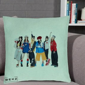Perna Personalizata Grup K-pop Fete in Picioare Foto, 40x40 cm, Verde Menta, Husa Detasabila, Perna Inclusa, BEKZ®