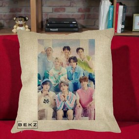 Perna Personalizata K-Pop Grup Foto Pasteluri cu 8 Artisti, 40x40 cm, Crem, Husa Detasabila, Perna Inclusa, BEKZ®