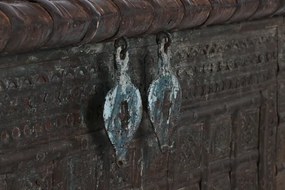 Cufăr vintage din lemn de tec, maro, cu plăci decorative din metal și două zăvoare, finisaj patinat, 98 x 137 x 44 cm, „Trunk”