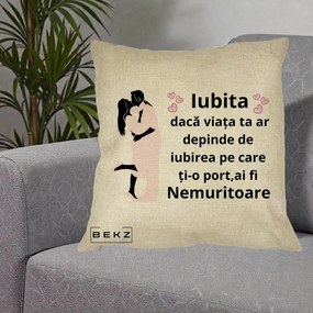 Cadou pentru Iubita - Perna Personalizata Iubita Nemuritoare cu Siluete de Cuplu, 40x40 cm, Crem, Husa Detasabila, Perna Inclusa, BEKZ®