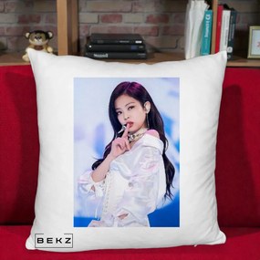 Perna Personalizata K-pop BLACKPINK Jennie Concert Alb cu Microfon, 40x40 cm, Alb Pufos, Husa Detasabila, Perna Inclusa, BEKZ®
