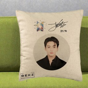 Perna Personalizata K-pop BTS Jungkook Portret cu Autograf, 40x40 cm, Bej, Husa Detasabila, Perna Inclusa, BEKZ®