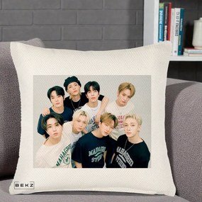 Perna Personalizata K-pop Stray Kids Foto Grup Text, 40x40 cm, Crem Reliefat, Husa Detasabila, Perna Inclusa, BEKZ®