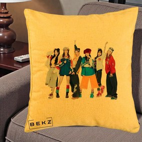 Perna Personalizata Grup K-pop Fete in Picioare Foto, 40x40 cm, Galben, Husa Detasabila, Perna Inclusa, BEKZ®