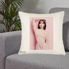 Perna Personalizata K-pop BLACKPINK Lisa Roz, 40x40 cm, Crem Reliefat, Husa Detasabila, Perna Inclusa, BEKZ®