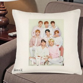 Perna Personalizata K-pop Stray Kids Foto Grup Pastel Roz-Alb cu 8 Membrii, 40x40 cm, Crem Reliefat, Husa Detasabila, Perna Inclusa, BEKZ®