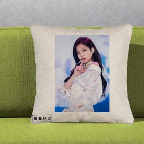Perna Personalizata K-pop BLACKPINK Jennie Concert Alb cu Microfon, 40x40 cm, Bej Canapea, Husa Detasabila, Perna Inclusa, BEKZ®