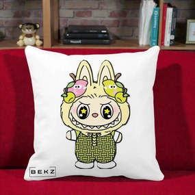 Perna Personalizata Labubu Galben cu Mere si Salopeta, 40x40 cm, Alba Mata, Husa Detasabila, Perna Inclusa, BEKZ®