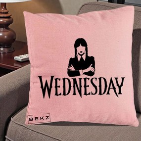 Perna Personalizata Wednesday Addams cu Brate Incrucisate, 40x40 cm, Roz, Husa Detasabila, Perna Inclusa, BEKZ®