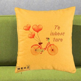 Perna Decorativa Te Iubesc Tare cu Bicicleta Roz si Baloane Inima, 40x40 cm, Galben, Husa Detasabila, Perna Inclusa, BEKZ®
