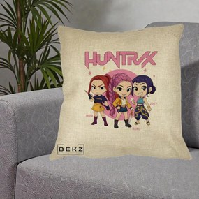 Perna Personalizata K-pop HUNTRX Trio Chibi cu Arme, 40x40 cm, Crem, Husa Detasabila, Perna Inclusa, BEKZ®