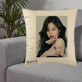 Perna Personalizata K-pop BLACKPINK Jennie Editorial Negru cu Inele, 40x40 cm, Bej, Husa Detasabila, Perna Inclusa, BEKZ®