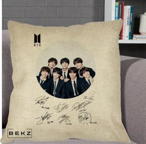 Perna Personalizata K-pop BTS Fotografie Grup Costum Negru si Autografe Cerc, 40x40 cm, Crem, Husa Detasabila, Perna Inclusa, BEKZ®