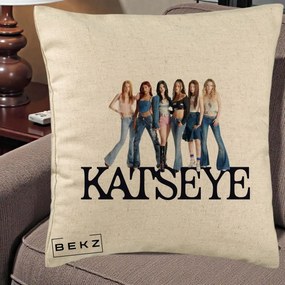 Perna Personalizata K-pop KATSEYE Foto Grup Blugi, 40x40 cm, Bej, Husa Detasabila, Perna Inclusa, BEKZ®