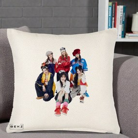 Perna Personalizata Grup K-pop Fete Streetwear Foto, 40x40 cm, Crem Reliefat, Husa Detasabila, Perna Inclusa, BEKZ®