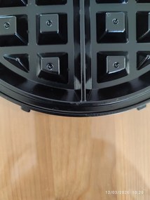 La mâna a doua: Aparat gogosi si vafe 3in1 Russell Hobbs Fiesta 24620-56, 900w, Placi antiadere, Capac cu autoblocare, Bordo/Negru