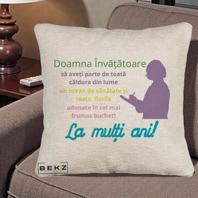 Cadou pentru Invatatoare - Perna Personalizata Doamna Invatatore La Multi Ani cu Silueta si Text Colorat, 40x40 cm, Bej Canapea, Husa Detasabila, Perna Inclusa, BEKZ®