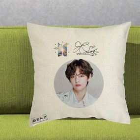 Perna Personalizata K-pop BTS V Taehyung Portret Cerc Autograf, 40x40 cm, Ecru, Husa Detasabila, Perna Inclusa, BEKZ®