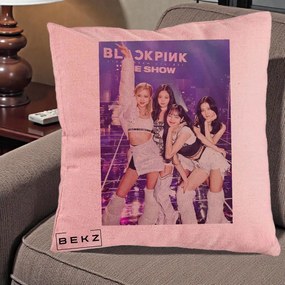 Perna Personalizata K-pop BLACKPINK The Show Concert cu 4 Membre pe Scena, 40x40 cm, Roz, Husa Detasabila, Perna Inclusa, BEKZ®