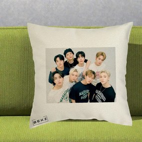Perna Personalizata K-pop Stray Kids Foto Grup Text, 40x40 cm, Ecru, Husa Detasabila, Perna Inclusa, BEKZ®