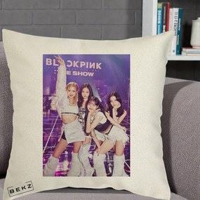 Perna Personalizata K-pop BLACKPINK The Show Concert cu 4 Membre pe Scena, 40x40 cm, Ecru, Husa Detasabila, Perna Inclusa, BEKZ®