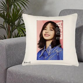 Perna Personalizata K-pop BLACKPINK Lisa cu Semnatura, 40x40 cm, Crem Reliefat, Husa Detasabila, Perna Inclusa, BEKZ®