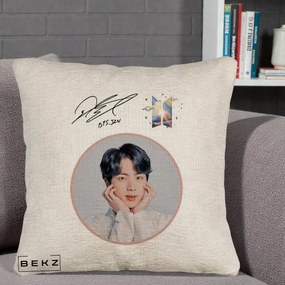 Perna Personalizata K-pop BTS Jin Portret cu Autograf, 40x40 cm, Bej Canapea, Husa Detasabila, Perna Inclusa, BEKZ®
