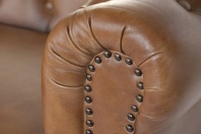 Canapea Chesterfield cu 2 locuri din piele, maro, spătar și brațe capitonate cu ținte, picioare cu rotile, finisaj patinat, 76 x 148 x 80 cm,