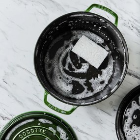 Oala din fonta Staub La Cocotte 40509-361-0, 6,7 l, 28 cm, de la -20°C pana la 260 °C, Emailata, Capac cu structura anti-picaturi, Toate plitele inclusiv inductie, Verde