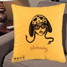 Perna Personalizata Wednesday Addams cu Caine Dalmatian, 40x40 cm, Galben, Husa Detasabila, Perna Inclusa, BEKZ®