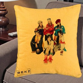 Perna Personalizata Grup K-pop Fete Streetwear Foto, 40x40 cm, Galben, Husa Detasabila, Perna Inclusa, BEKZ®