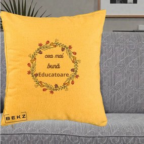 Cadou pentru Educatoare - Perna Personalizata Cea mai Buna Educatoare cu Coronita Florala Colorata, 40x40 cm, Galben, Husa Detasabila, Perna Inclusa, BEKZ®