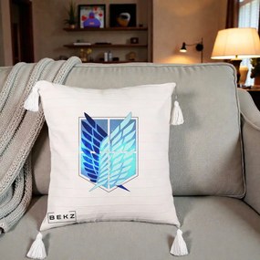 Perna Personalizata Attack on Titan Wings of Freedom, 40x40 cm, Bej cu Franjuri, Husa Detasabila, Perna Inclusa, BEKZ®
