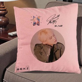 Perna Personalizata K-pop BTS Suga Portret cu Autograf, 40x40 cm, Roz, Husa Detasabila, Perna Inclusa, BEKZ®