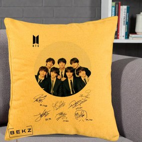 Perna Personalizata K-pop BTS Fotografie Grup Costum Negru si Autografe Cerc, 40x40 cm, Galben, Husa Detasabila, Perna Inclusa, BEKZ®