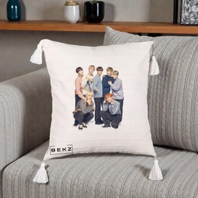 Perna Personalizata K-pop BTS Foto Grup In Picioare Tricoturi, 40x40 cm, Bej cu Franjuri, Husa Detasabila, Perna Inclusa, BEKZ®