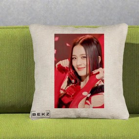 Perna Personalizata K-pop BLACKPINK Jisoo Rosu, 40x40 cm, Bej Canapea, Husa Detasabila, Perna Inclusa, BEKZ®