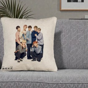 Perna Personalizata K-pop BTS Foto Grup In Picioare Tricoturi, 40x40 cm, Bej Canapea, Husa Detasabila, Perna Inclusa, BEKZ®
