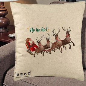 Perna Decorativa Ho Ho Ho Mos Craciun cu Sanie si Reni, 40x40 cm, Bej, Husa Detasabila, Perna Inclusa, BEKZ®