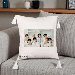 Perna Personalizata K-pop Stray Kids Foto Grup All-White Landscape, 40x40 cm, Bej cu Franjuri, Husa Detasabila, Perna Inclusa, BEKZ®