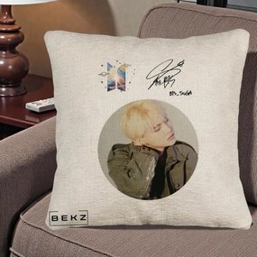 Perna Personalizata K-pop BTS Suga Portret cu Autograf, 40x40 cm, Bej Canapea, Husa Detasabila, Perna Inclusa, BEKZ®